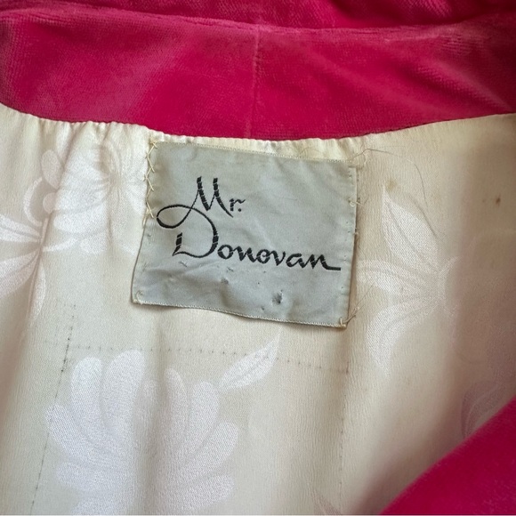 Vintage 1970s Mr. Donovan hot pink velvet coat - Picture 5 of 10